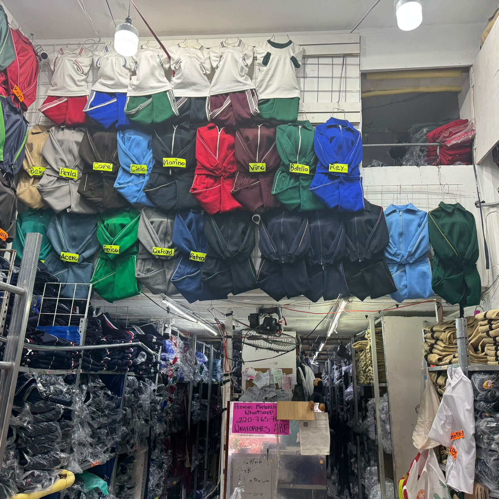Exhibición de uniformes escolares